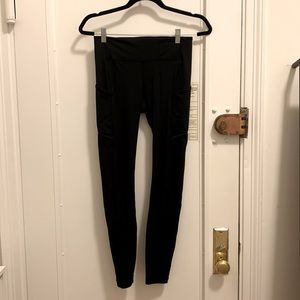 Lululemon fleece lined leggings w/ zipper pocket on back & side pockets. Size 6
